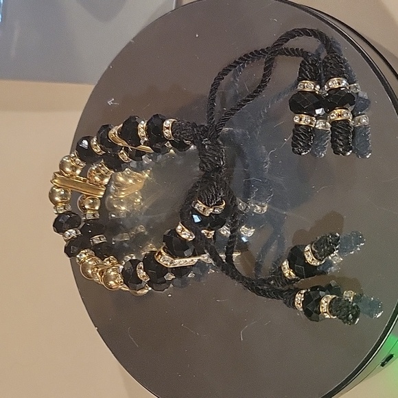GOLDTONE & BLACK BEADS W/ADJUSTABLE CLOSURE NWOT - Picture 1 of 3